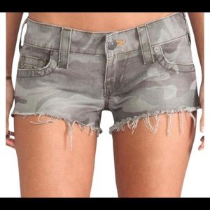 ‘Joey cut-off’ True Religion shorts in camouflage